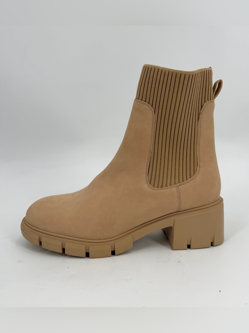 ZBY Boots Women’s 8 Tan Chelsea Pull On Lug Sole Chunky Booties